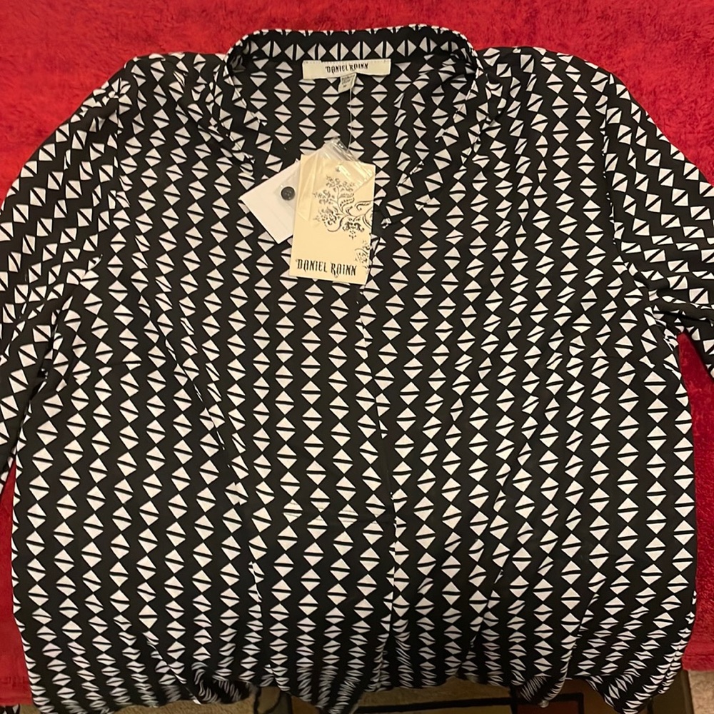 Black and white long sleeve women’s shirt